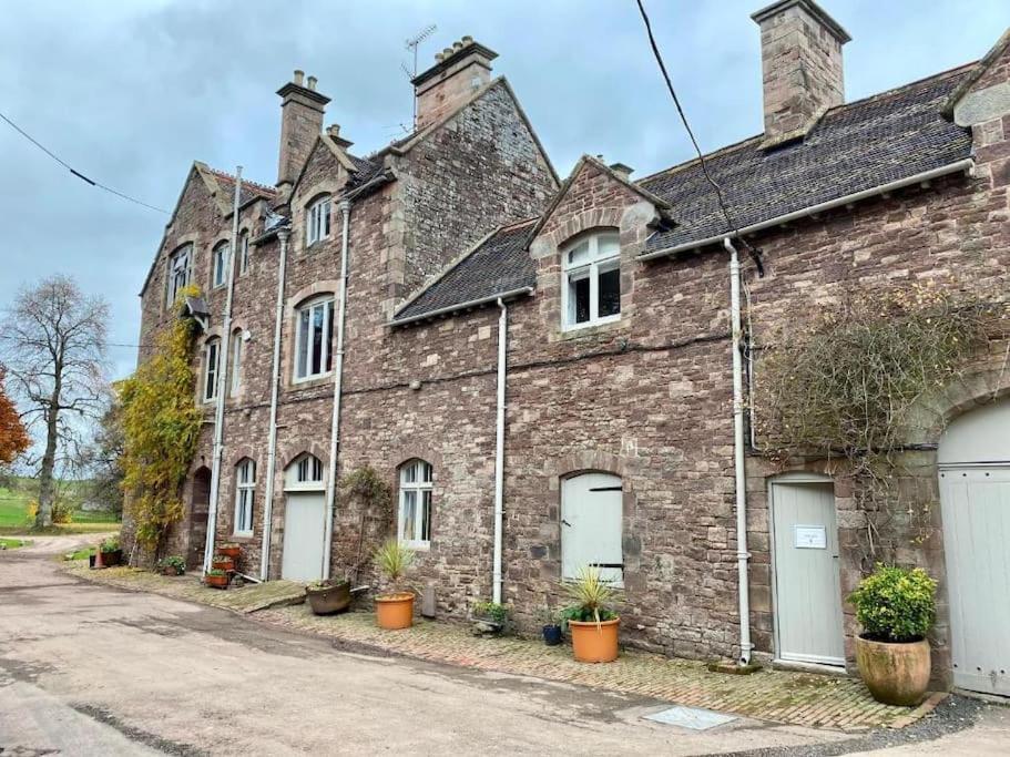 Cecile'S Cottage At Cefn Tilla Court, Usk Bagian luar foto