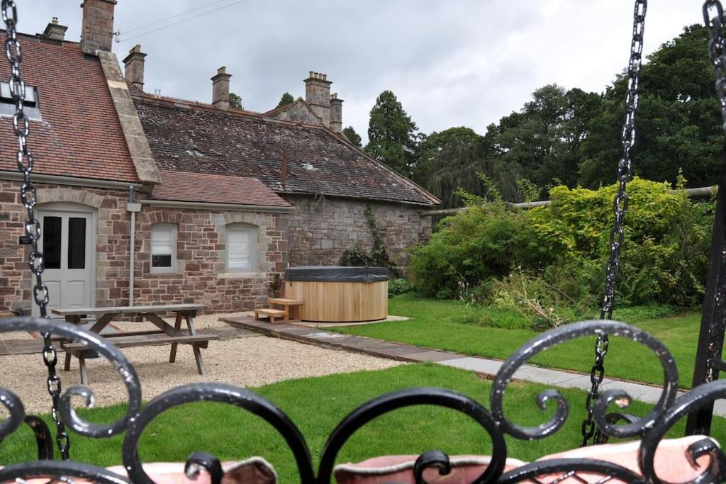 Cecile'S Cottage At Cefn Tilla Court, Usk Bagian luar foto