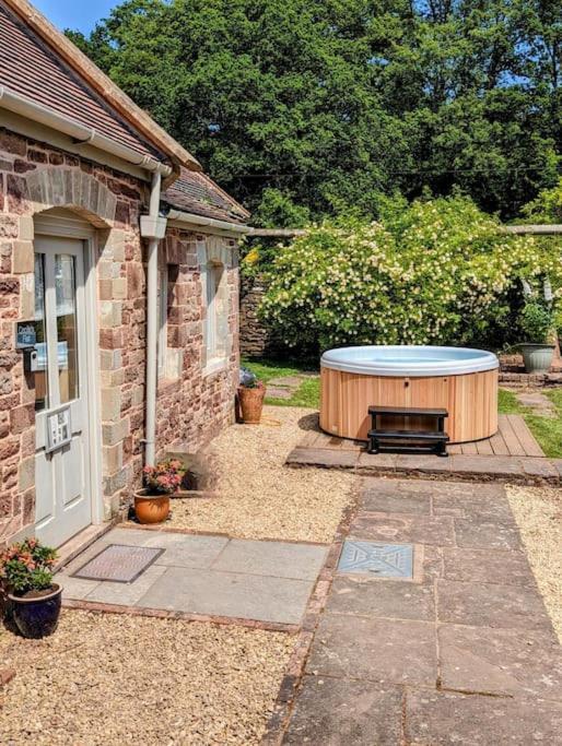 Cecile'S Cottage At Cefn Tilla Court, Usk Bagian luar foto