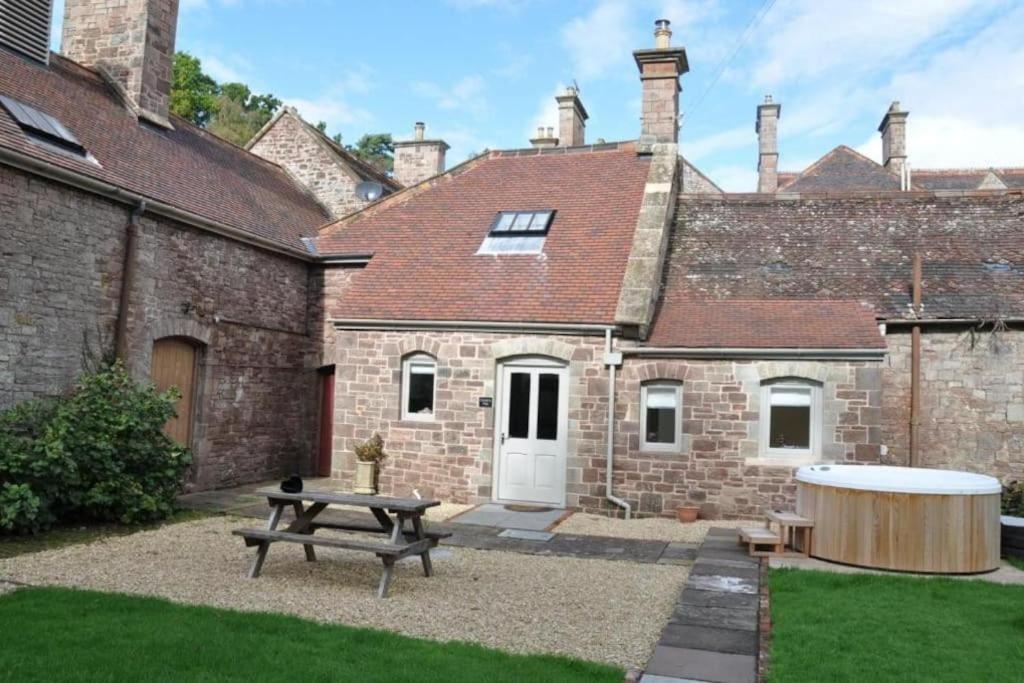 Cecile'S Cottage At Cefn Tilla Court, Usk Bagian luar foto